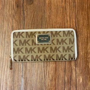 MK- SIGNATURE PRINT JACQUARD ZA CONTINENTAL WALLET